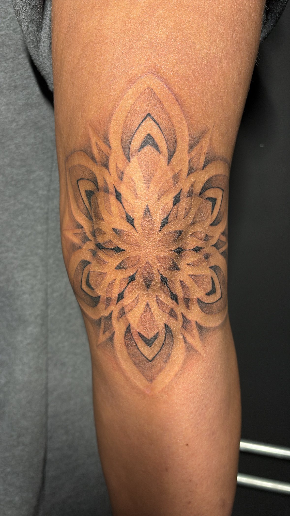 Mandala in stippenwerk op de arm
